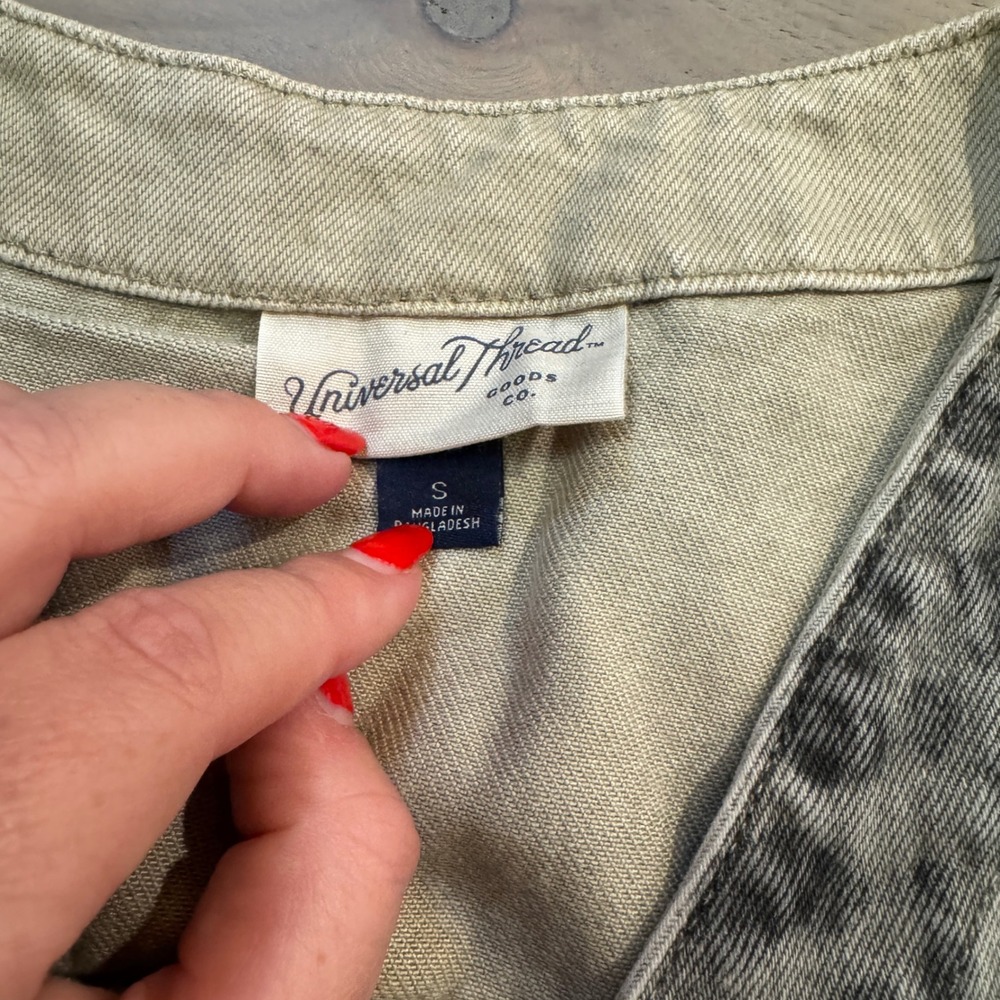Universal Thread Womens Gray Leopard Print Denim Vest Button Front Size Small - Picture 2 of 4